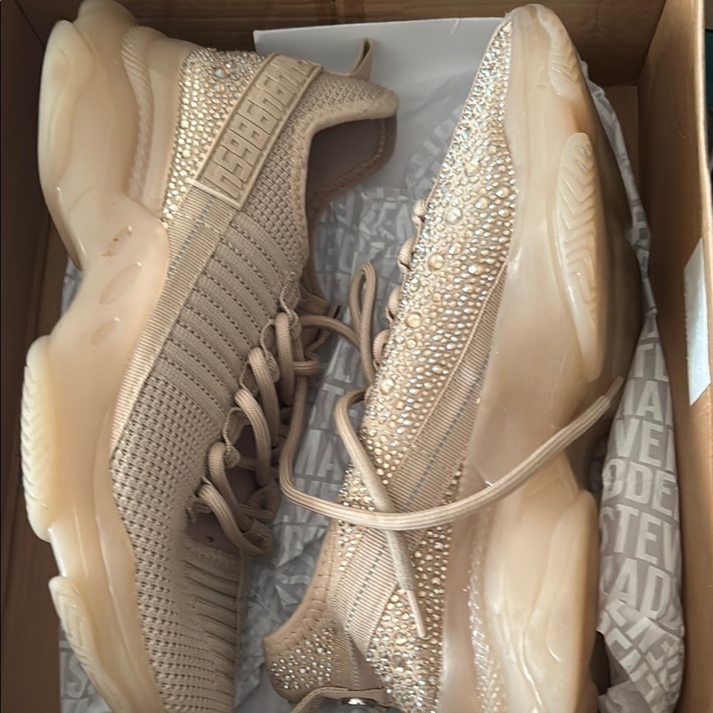 Steve Madden Tan Sneakers Modern Design